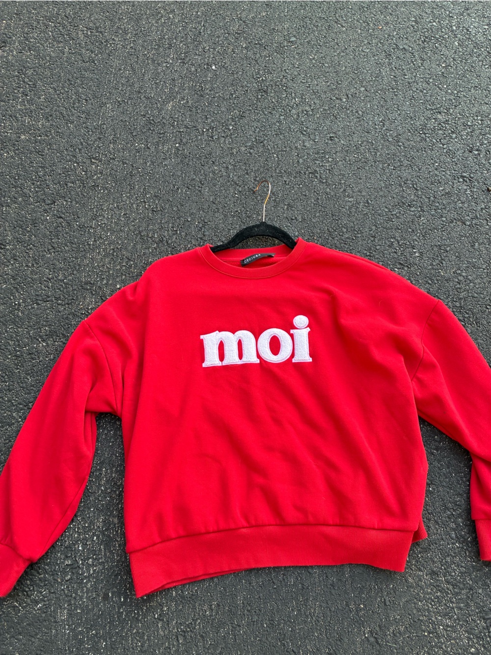 DECJUBA Red Crewneck Sweatshirt with White "moi" Applique